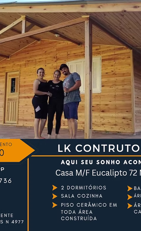 Clientes satisfeitos recebendo as chaves da casa LK